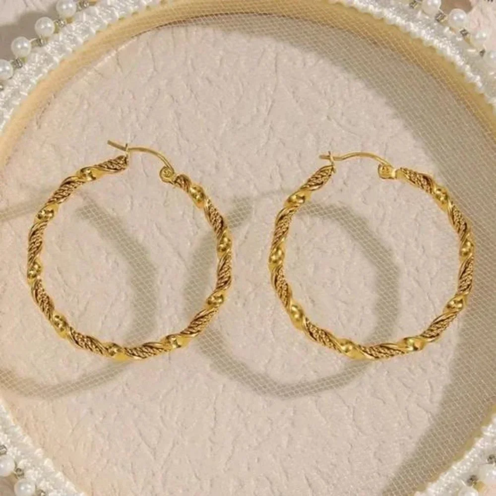 NEW 18K GOLD TWISTED CIRCLE HOOP EARRINGS, NICE EARRINGS, CUTE EARRINGS - Picture 4 of 6